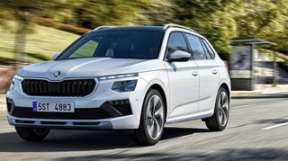 Nach der Überarbeitung fährt der Skoda Kamiq serienmäßig mit LED-Scheinwerfern vor.
