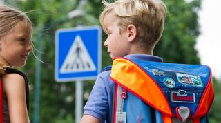 Zögern Kinder am Zebrastreifen, die Straße zu überqueren, sollten Autofahrer ruhig abwarten und auf keinen Fall Handzeichen geben.