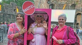 Großen Spaß hatten die Gäste bei der Eröffnung des zehnten Burg-Filmfestivals mit „Barbie“ Heike Barowski.