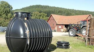 Regenwasser kann in speziellen Zisternen unterschiedlicher Größe gespeichert werden.