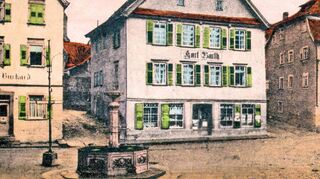 Im Haus der Kaufmannsfamilie Barth am Marktplatz (heute Volksbank) war über viele Jahre das Gasthaus „Zur Krone“ untergebracht. Das Bild zeigt das Gebäude mit dem alten, eisernen Brunnen auf einer Postkarte um das Jahr 1920.