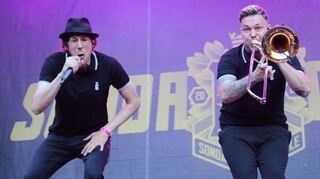 „Sondaschule“ heizten mit Ska-Punk ein.