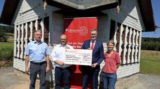 Die Stiftergemeinschaft der Sparkasse unterstützte das Translozieren eines historischen Bienenhäuschens von Steinbach in das Odenwälder Freilandmuseum. Sparkassendirektor Michael Krähmer (Zweiter von rechts) übergab die Spende an Margareta Sauer, Bürgermeister Meikel Dörr (Zweiter von links) und den Mudauer Bürgermeister Dr. Norbert Rippberger.