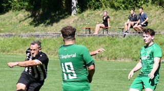 Wuchtig abgezogen hat hier Götzingens Spielertrainer Andreas Beckmann. Er und seine Mannen unterlagen aber in Schweigern im Aufsteiger-Duell gegen Umpfertal trotz zweimaliger Führung.