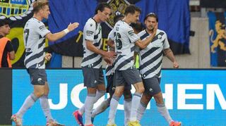 Dominic Baumann (r.) ist in Saarbrücken der Mann des Abends: Der Stürmer erzielt nach 64 Minuten per Kopf den Siegtreffer für den SV Sandhausen.