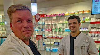 Jan Reuter, hier im Austausch mit einem Mitarbeiter, fordert eine Perspektive für einen ganzen Berufsstand, um dem Fachkräftemangel erfolgreich entgegenzuwirken.