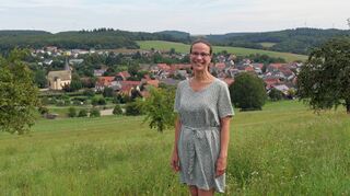 An der Wasserscheune über den Dächern von Sindolsheim ist Sandra Zichs Lieblingsort. Dort trinkt sie mit ihrem Mann auch gerne mal ein Glas Wein.