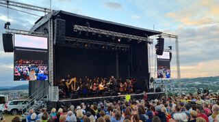 „Café del Mundo“ begeisterte im vergangenen Jahr rund 2000 Besucher mit „Heimatsound-Symphonic“. Auch in diesem Jahr werden etwa 2000 Zuhörer beim Heimatkonzert in Buchen erwartet.