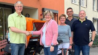 Die Kooperation ist besiegelt (von links): Ulf Schwarz, Vorsitzender der Nachbar-schaftshilfe, Annika Hoffmann, Leiterin des Sichart-Hauses, und die Fahrer Karin Böhlecke, Josef Berghofer und Sandro Ilg.