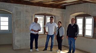Bürgermeister Meikel Dörr (von links), Architekt Friedrich Staib, Kuratorin Dagmar Stonus und Stadtbauamtsleiter Christian Berlin besuchten die Baustelle am Stadt- und Wallfahrtsmuseum. Das Haus erzählt mit den ausgemalten Wänden einen Teil der Stadtgeschichte. Japanpapier schützt aktuell die Malereien.