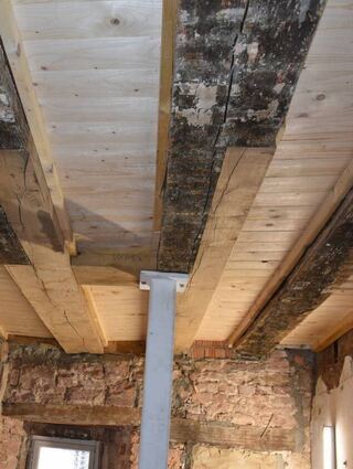 Faule Stellen in den Holzbalken wurden entfernt und mit neuem Holz ersetzt.