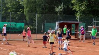 Rund 20 Kinder nahmen im Rahmen des Rosenberger Ferienprogramms an den Tennis-Schnupperstunden teil.