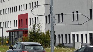 Gut möglich, dass in dieser leeren Halterung künftig ein Schild mit der Aufschrift „Bürgerhospital“ montiert wird.