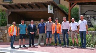 Landrat Christoph Schauder informierte sich gemeinsam mit Frank Menikheim, Bürgermeister der Gemeinde Igersheim sowie weiteren Projektbeteiligten in Neuses über den barrierefreien Ausbau der Bushaltestellen.
