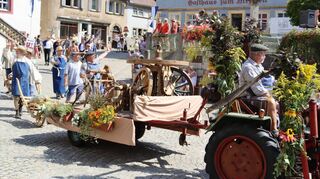 Der Umzug – das Bild entstand im vergangenen Jahr – steht ganz im Zeichen der Schäfflertanzgruppe und zeigt das Handwerk der Fassmacher sowie die verschiedenen Trachten der Schäffler durch das Jahrhundert ihres Bestehens.