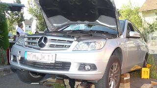 Das Fahrzeug des Unfallgeschädigten kam auf einem Zierstein am Straßenrand zum Stehen. Ein 53-Jähriger übersah das Fahrzeug von der Austraße (aus Richtung Igersheim kommend) und kollidierte mit dem Mercedes.