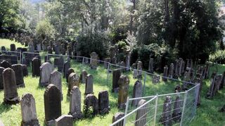Seit dem Einsturz eines mehrere Meter langen Teilabschnitts der Mauer am jüdischen Friedhof in Unterbalbach im Jahr 2020 geht es immer wieder um die Sanierung dieses Segmentes sowie um eine entsprechende Förderung.