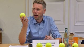 Oberbürgermeister Markus Herrera Torrez demonstriert, wie viele Bälle Verwaltung und Gemeinderat in der Luft halten müssen.
