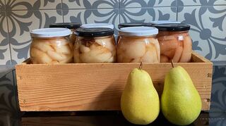 Frisch eingeweckt: goldgelbe Birnen im Glas.