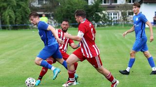 Der SV Osterburken (hier in Blau) und der VfB Sennfeld standen sich in der Vorsaison noch in der Landesliga gegenüber. Nach dem Abstieg zählen nun beide Mannschaften zu den Anwärtern auf die Meisterschaft in der Kreisliga Buchen. Aber die Konkurrenz ist groß.
