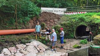 Ausspülungen im vor Jahren naturnah angelegtem Bett des Schönertsbachs machen die Arbeiten notwendig, um unter anderem die Sicherheit der Brücke zu gewährleisten. Vor Ort trafen sich (von links): Fachplaner Jürgen Baier, Tiefbauamtsleiter Wolfgang Kron, Bauleiter Gerhard Herrmann und Polier Stefan Baumann. Nicht zu sehen ist Michael Happ vom Tiefbauamt.