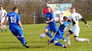 Der FC Hundheim-Steinbach (hier in den blauen Trikots in einer Partie aus der Vorsaison gegen die SG RaMBo) bestreitet am heutigen Freitag das Saisoneröffnungsspiel im Fußballkreis Tauberbischofsheim. In Külsheim geht es gegen den neugegründeten FSV Tauberhöhe.