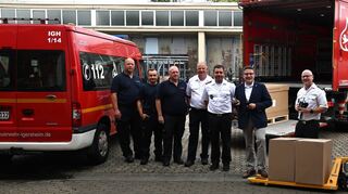 Landrat Christoph Schauder (Dritter von rechts) übergibt die Digitalfunkgeräte an die Feuerwehren der Kommunen des Landkreises. Darüber freuen sich auch Kreisbrandmeister Andreas Geyer (Zweiter von rechts) und Markus Priesching (rechts) von der Firma Selectric.