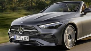 Die Powerdomes genannten Erhebungen auf der Motorhaube lassen das neue Mercedes CLE Cabrio bullig und sportlich wirken.