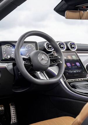 Digital geht es im Cockpit zu, der Monitor lässt sich in der Neigung verstellen.