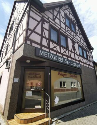 Noch sind die Rollläden oben, die Metzgerei Sendelbach geöffnet, gehen in Werbach leckere Grillbratwürste, frisches Fleisch und Wurst über die Ladentheke. Doch am 30. November werden Karen und Jürgen Sendelbach die Türen für immer schließen und die Rollläden ein letztes Mal herunterlassen.