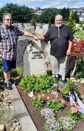 Klaus Welz (links) und Uwe Werrlein am Grab von Alfred Werrlein.