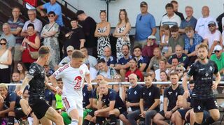 So sehr sich die Spieler des TSV Tauberbischofsheim (hier im Bild im weißen Trikot Lars Schmidt) auch anstrengten, viele Offensivaktionen brachte man gegen die Profis des SV Waldhof Mannheim nicht zustande.