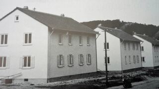 Diese Aufnahme der Bürgermeister-Henn-Straße wurde Anfang 1954 gemacht, denn alle Gebäude sind noch nicht bezogen.