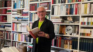 Rudolf Walz feiert am diesem 19. August seinen 80. Geburtstag. Stolz ist er auf seine Bibliothek, die mehr als 2000 Bücher – zumeist Fachliteratur aus den Bereichen Religion, Geschichte, Politik, Psychologie und Philosophie – umfasst.