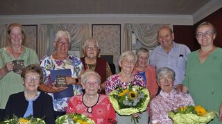 Die Jubilare des Gesangvereins Liederkranz Schweigern: (linkes Bild jeweils von links, vorne) Anneliese Appel, Magda Appel, Inge Herold, Marga Pers, (hinten) Elisabeth Schildger, Maren König, Erika Kraft, Anneliese Wegert, Wilfried König und Vorsitzende Sabine Hauck sowie (rechtes Bild, von links) Klaus Henner, die Notenwartinnen Ingrid Schnee und Beate Henner, Hiltrud Dörr, Hannelore Kraft-Halbmann, Irmgard Kurz, Richard Riegler, Gerda Zorn, Margit König, Peter Deubel, Reinhold Henninger, Ortsvorsteher Ferdinand Eck und Wolfgang Runge, Präsident des Sängerbunds Badisch-Franken.
