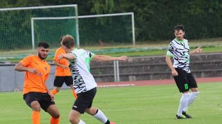Unentschieden trennten sich der TSV Buchen (in grün-weißem Trikot) und der TTSC Buchen im Stadtderby.