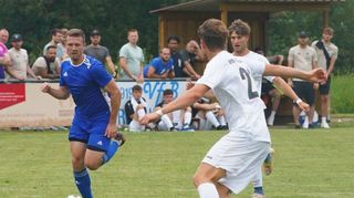 Die SpG Impfingen/Tauberbischofsheim II (in Blau) überraschte als Aufsteiger mit einem 2:1 beim VfB Reicholzheim.