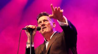 Tony Hadley begeistert auf der Bühne am Wormser Marktplatz die Zuhörenden auch mit Klassikern aus seiner Spandau-Ballet-Zeit.
