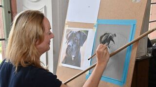Sandra Wörner zeichnete am letzten Tag der Ausstellung „Dogs zwischen Instinkt und Zuneigung“ live vor Publikum.