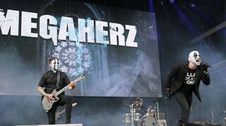 Die Band „Megaherz“ bei ihrem Auftritt auf dem Summer Breeze bei Dinkelsbühl. In ihren kraftvollen Liedern singen sie unter anderem über soziale Probleme und den fehlenden gesellschaftlichen Zusammenhalt.