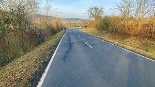 Blick auf die Kreisstraße K 2858 vor der Sanierung: Zwischen Weikersheim und Bronn wird aktuell der Fahrbahnbelag ausgetauscht und dann eine neue Markierung aufgebracht.