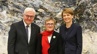Das bleibt in Erinnerung: oben Menschenmassen beim Abschluss des Katholikentages, unten Bundespräsident Steinmeier mit seiner Frau und Kunsthallendirektorin Ulrike Lorenz (m.)