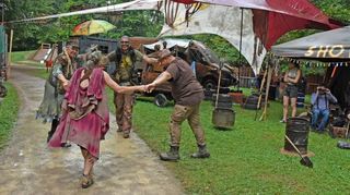 „Dancing in the rain“ – auch vom Regen am Sonntagnachmittag ließen sich die Festival-Teilnehmer nicht die Laune verderben.