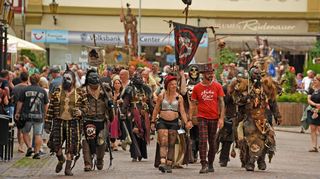 Die Fantasy-Festival-Gemeinde zog mit zwei Paraden auch durch die Bad Mergentheimer Innenstadt. Die Bilanz 2024 fällt wieder positiv aus.