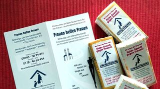 Seit 30 Jahren betreibt der Förderverein Öffentlichkeitsarbeit gegen Partnergewalt. Flyer und Taschentücher sollen auf die Problematik hinweisen und die Kontaktaufnahme zum Verein erleichtern.