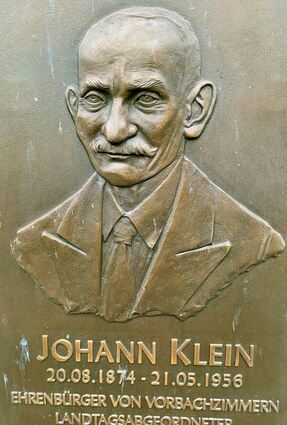 Er war Landwirt und Landespolitiker: Johann Klein in einem Relief nah der Kirche. Geschaffen wurde das Porträt von Leo Wirth.