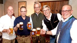 Die Messebier-Probe im Gasthaus „Zum Riesen“ ist erfolgt. Das Bild zeigt von links: Festwirt Mathias Hofmann, Bürgermeister Bernd Kahlert, Geschäftsführer Johannes Faust, Verkaufsleiter Thorsten Märker und Braumeister Stefan Falk.