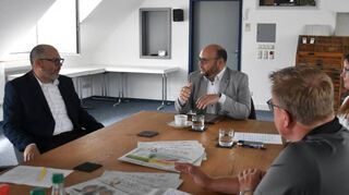 Walldürns Bürgermeister Meikel Dörr (Zweiter von links) stellte sich im FN-Interview den Fragen von Chefredaktuer Fabian Greulich (links), Reporterchef Michael Fürst und Redakteurin Stefanie Cabraja.