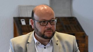 Bürgermeister Meikel Dörr zieht ein Fazit nach einem Jahr im Amt. Neben der Sanierung der Nibelungenhalle und dem Auerbergschulzentrum steht unter anderem die Erhöhung der Lebensqualität in Walldürn auf seiner Agenda.