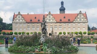 Vom Herkulesbrunnen aus, der die Mitte des barocken Lustgartens bildet, blickt man auf die Schauseite des Weikersheimer Renaissanceschloss, das Graf Carl Ludwig zum barocken „Hohenloher Versailles“ umgestalten ließ.